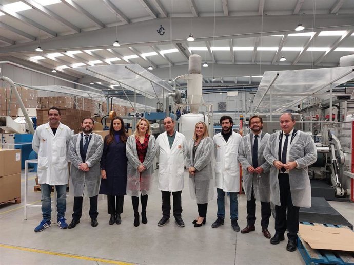 Visita de las consejeras Carolina España y Marifrán Carazo a la empresa Envases Ureña.