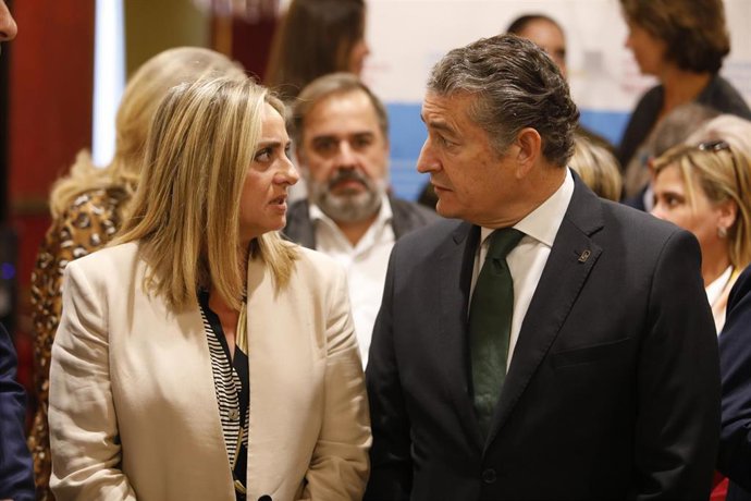 Archivo - El consejero de la Presidencia, Interior, Diálogo Social y Simplificación Administrativa, Antonio Sanz (d) y la de Fomento, Marifrán Carazo (i) dialogando en el acto de registro telemático de la candidatura de Granada a la Aesia, en imagen de 