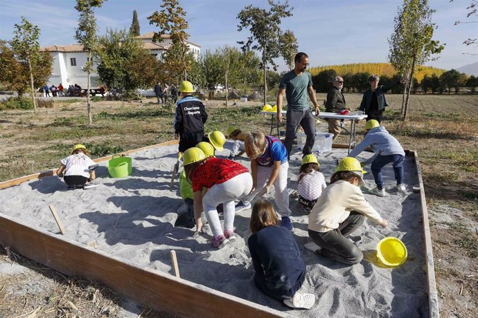 Fundación Unicaja colabora con el proyecto educativo de la Fundación Empresa y Juventud de Granada.