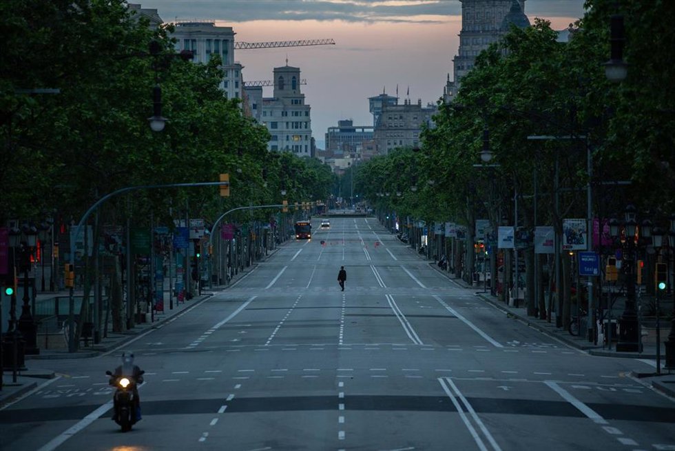 Archivo - Una persona camina por el Paseo de Grcia de Barcelona que amanece vacío un día de confinamiento. En Barcelona, Cataluña, (España).