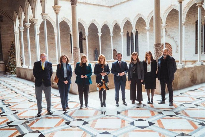La consellera de Cultura, Natlia Garriga; la de Economía y Hacienda, Natla Mas; el presidente de la Generalitat, Pere Aragons, y representantes de la plataforma Actua Cultura