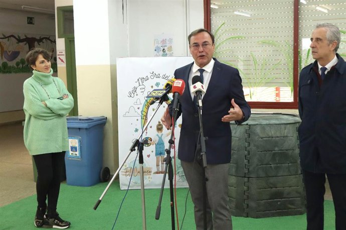 El presidente de Epremasa, Francisco Palomares (centro), junto al alcalde de Lucena, Juan Pérez.