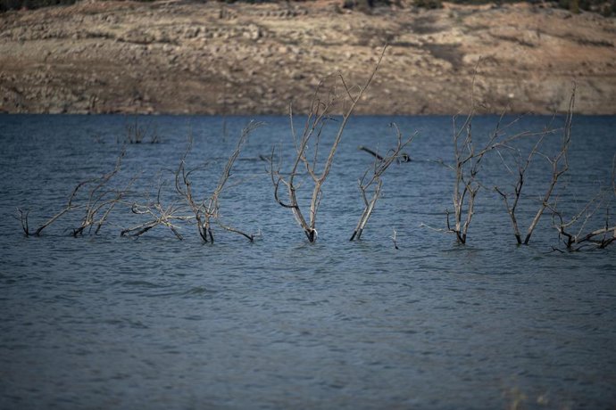 Vista del pantano de Rialb, a 24 de noviembre de 2022, en Barcelona, Catalunya (España). La Generalitat ha declarado la alerta por sequía en las cuenca del Ter-Llobregat (Barcelona), que abastece el área metropolitana de Barcelona, y Darnius-Boadella (G