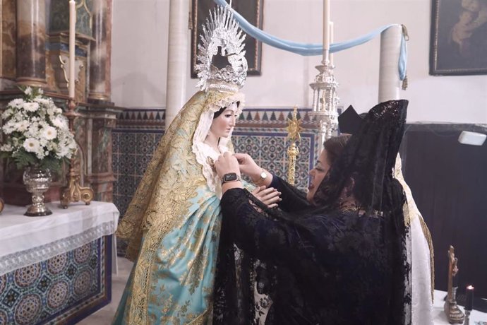 La alcaldesa de Huévar del Aljarafe, María Eugenia Moreno, ha impuesto las Medallas de Oro de la Villa vestida de mantilla.