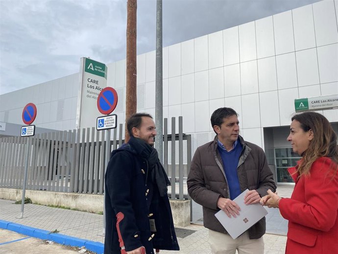 La vicesecretaria general del PSOE de Sevilla, Encarnación Martínez, y el secretario de Salud del partido, Pedro Madroñal, en Mairena del Alcor