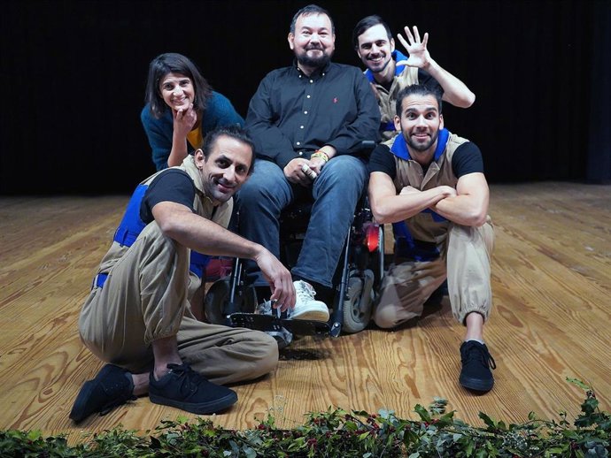 El Alcalde de La Roda, Juan Ramón Amores y la concejala de Promoción Económica, María Ángeles García, han visitado el Auditorio Municipal de la Casa de la Cultura, donde se encuentran ensayando estos días el espectáculo Dispersión