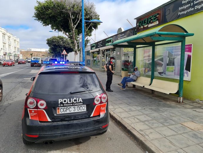 Archivo - Imagen de archivo de una intervención de un agente del Cuerpo General de la Policía Canaria ante un hombre que no llevaba mascarilla en la isla de Lanzarote