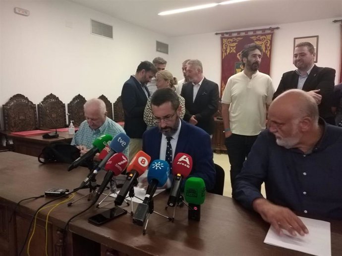 Archivo - El alcalde de La Línea, Juan Franco, en rueda de prensa.