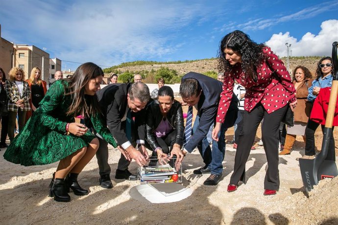 El presidente de Castilla-La Mancha, Emiliano García-Page, ha inaugurado el Centro de Día de Elche de la Sierra, localidad albaceteña donde también ha presidido la colocación de la primera piedra de la futura residencia de mayores,