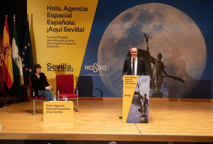 El alcalde de Sevilla Antonio Muñoz  interviene en el acto con la ministra de Ciencia e Innovación, Diana Morant, en la ya sede de la Agencia Espacial Española en San Jerónimo. 