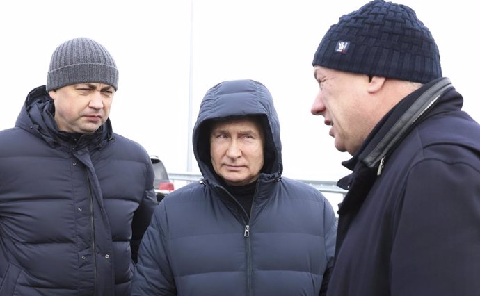 05 December 2022, Russia, Kerch Straits: Russian President Vladimir Putin (C) speaks with Deputy Russian Prime Minister Marat Khusnullin (R),  and Federal Road Agency Chief Engineer Nikita Khrapov during a visit to the Kerch Strait Bridge, which links R