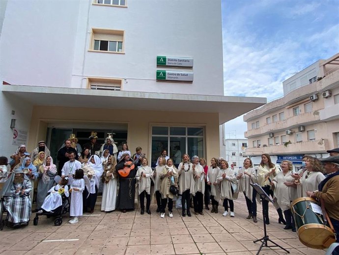Pacientes de la sala de Fisioterapia de Villamartín, cantando villancicos a las puertas del centro de salud