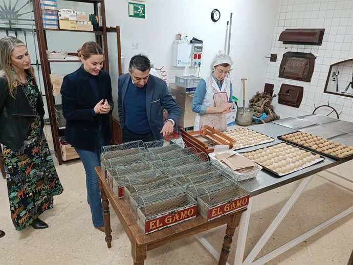 La delegada de Turismo, Cultura y Deporte de la Junta de Andalucía en Sevilla, Minerva Salas, en las instalaciones de Mantecados El Gamo, en Estepa.