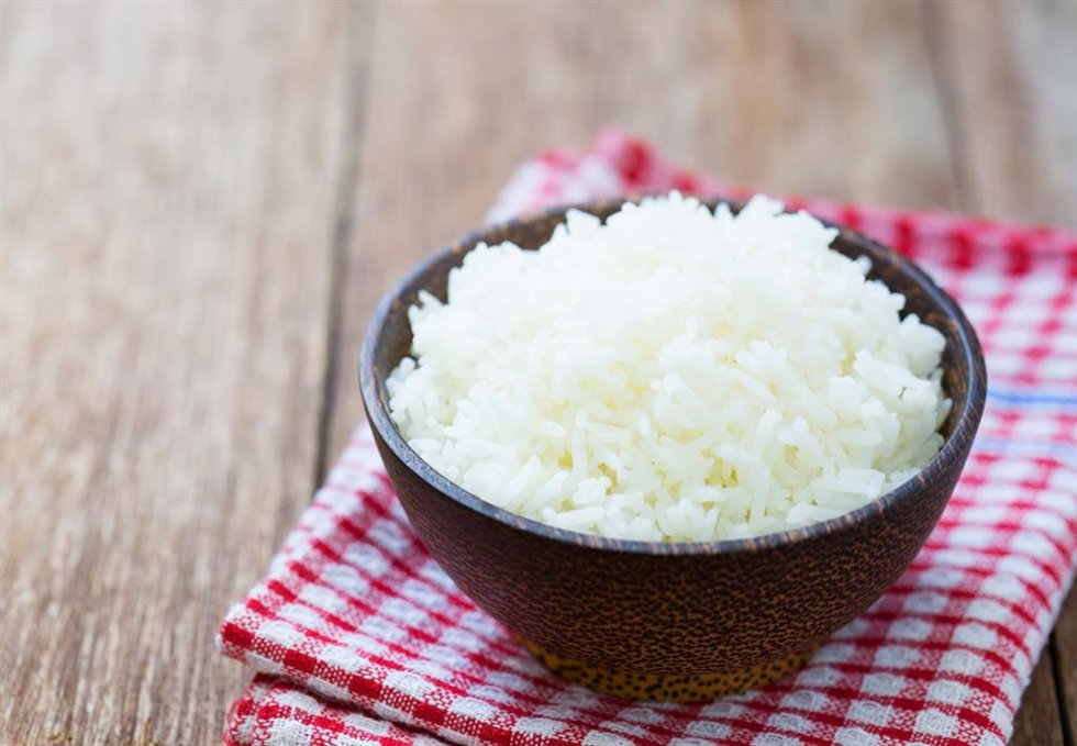 Cuenco de arroz blanco cocido.