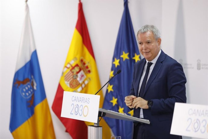 El consejero de Obras Públicas, Transporte y Vivienda del Gobierno de Canarias, Sebastián Franquis