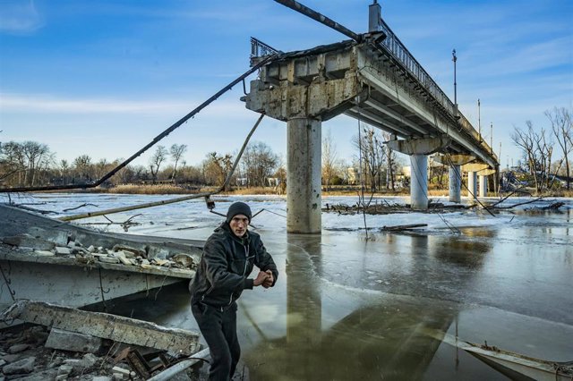 Puente destruido en Sviatogorsk, en la región ucraniana de Donetsk