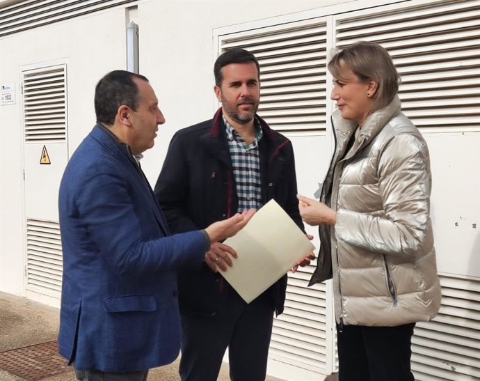 El parlamentario andaluz del PSOE José Luis Ruiz Espejo, la también parlamentaria andaluza Isabel Aguilera y el secretario general del PSOE antequerano, Kiko Calderón.