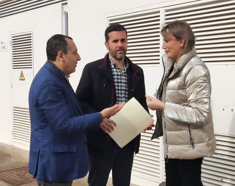 El parlamentario andaluz del PSOE José Luis Ruiz Espejo, la también parlamentaria andaluza Isabel Aguilera y el secretario general del PSOE antequerano, Kiko Calderón.