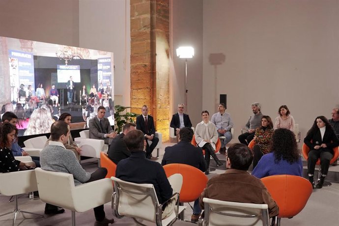  La presidenta del Gobierno de La Rioja, Concha Andreu, el presidente del Gobierno de España, Pedro Sánchez, y el alcalde de Nájera, Jonás Olarte, durante la presentación del Proyecto G30 Juventud La Rioja en la Casa de Cultura de San Miguel