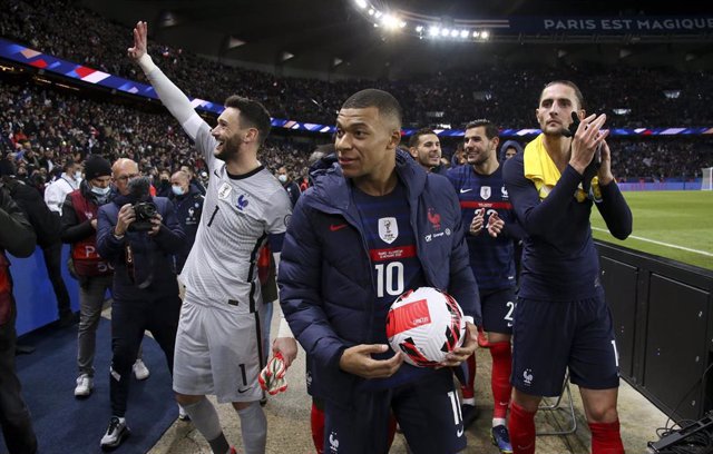 Archivo - Adrien Rabiot aplaude a la grada junto a Kylian Mbappé y Hugo Lloris tras un partido de la selección francesa