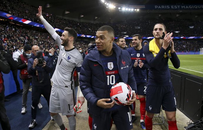 Archivo - Goalkeeper of France Hugo Lloris, Kylian Mbappe, Adrien Rabiot celebrate the victory and the qualification for the World Cup in Qatar following the FIFA World Cup 2022, Qualifiers Group D football match between France and Kazakhstan on Novembe