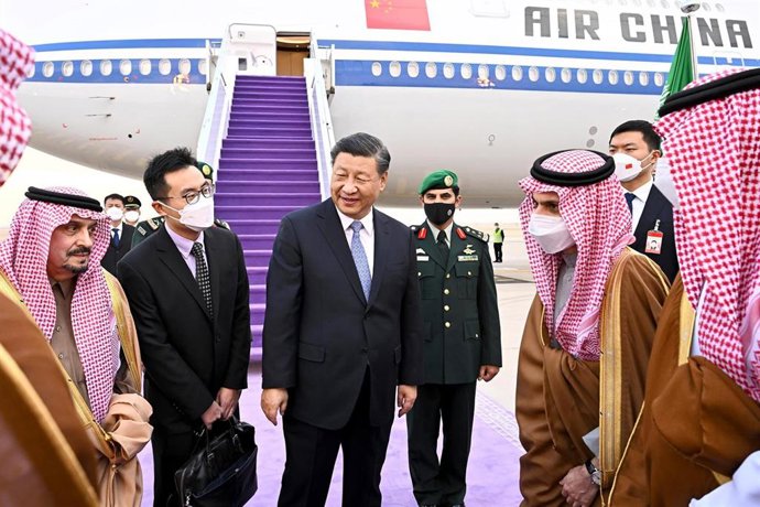 El presidente chino, Xi Jinping, en el Aeropuerto Internacional Rey Jalid, en Riad, Arabia Saudí