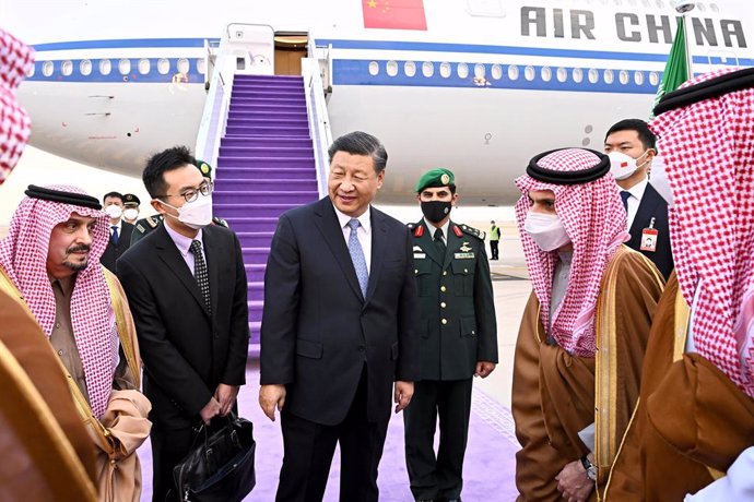 07 December 2022, Saudi Arabia, Riyadh: Chinese President Xi Jinping is welcomed by Saudi officials upon his arrival at King Khalid International Airport in Riyadh. Photo: -/Saudi Press Agency/dpa