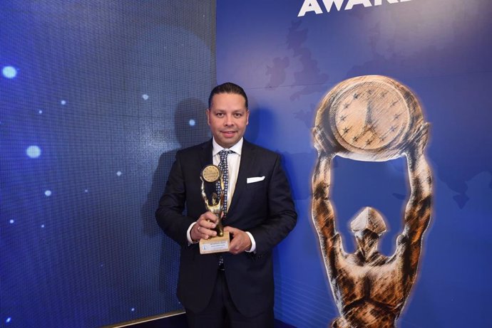 Alejandro acuña recibe The European Award 2022