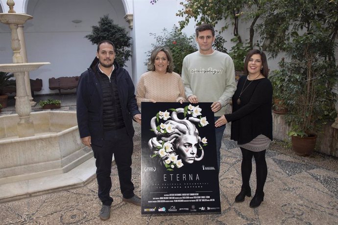 Navajas (2 izda.) y Moreno (izda.), con el cartel de 'Eterna', en la presentación de la proyección del documental 'Eterna'.