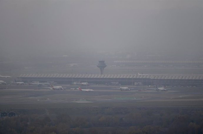 El aeropuerto Adolfo Suárez Madrid-Barajas entre la niebla, desde Paracuellos del Jarama, a 7 de diciembre de 2022, en Madrid (España). La previsión de la Agencia Estatal de Meteorología (Aemet) en la Comunidad de Madrid para hoy apunta a que podrán reg