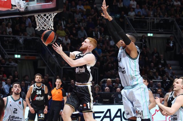 Niccolo Mannion of Bologna and Jasiel Rivero Fernandez of Valencia during the Turkish Airlines Euroleague basketball match between Segafredo Virtus Bologna and Valencia Basket Club
