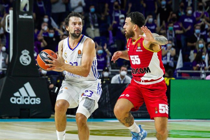 Archivo - Sergio Llull y Mike James durante el Real Madrid-AS Monaco de la Euroliga 2021-2022