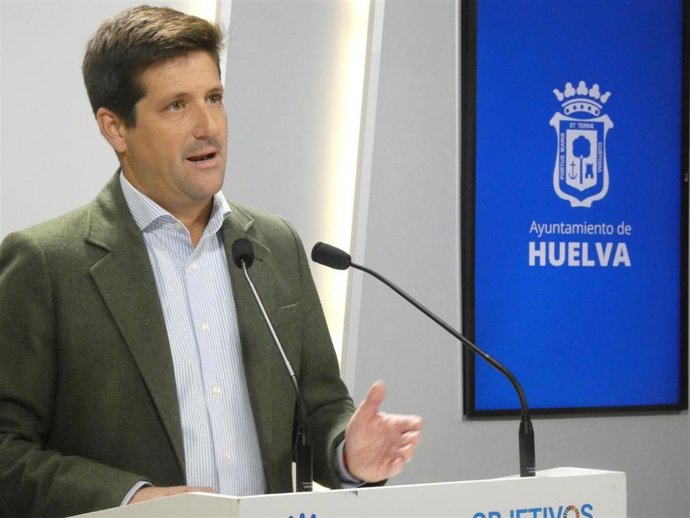 El candidato a la Alcaldía al Ayuntamiento de Huelva y portavoz del Grupo Municipal de Ciudadanos (Cs) en la capital, Guillermo García de Longoria, en rueda de prensa.