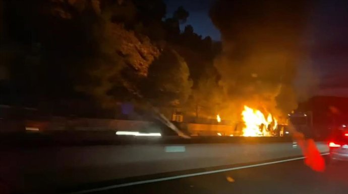 Arde un camión que transportaba coches en la A-3 a la altura del embalse de Contreras, sin heridos