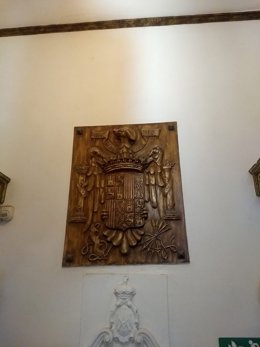 Escudo en un hostal del centro de Granada