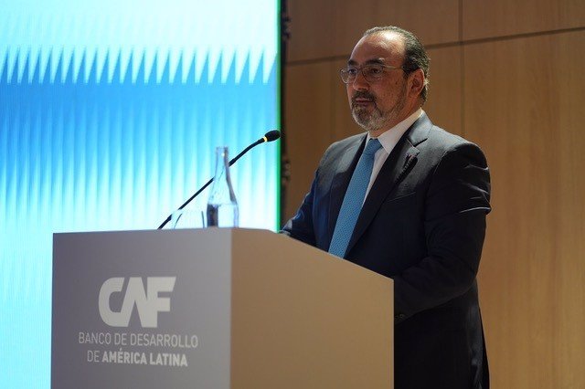 Presentación del informe de CAF, a cargo del presidente ejecutivo del banco, Sergio Díaz-Granados