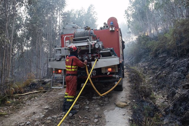 Archivo - Bomberos trabajan en la extinción de un incendio iniciado en Boiro, a 6 de agosto de 2022, en Boiro, A Coruña (Galicia). La Consellería do Medio Rural ha informado de que la superficie calcinada en el incendio declarado el jueves en la parroquia