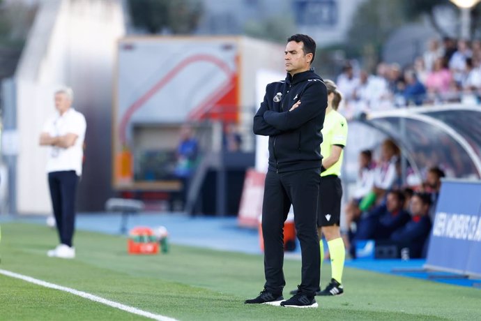 Archivo - Alberto Toril, head coach of Real Madrid, looks on during the UEFA Womens Champions League, Group A, football match played between Real Madrid and Paris Saint-Germain at Alfredo Di Stefano stadium on October 26, 2022, in Valdebebas, Madrid, S