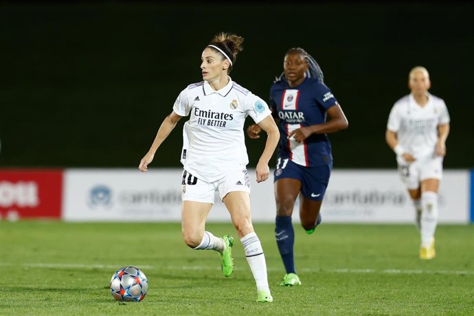 Archivo - Esther González conduce la pelota durante el Real Madrid-PSG de la Liga de Campeones 2022-2023 
