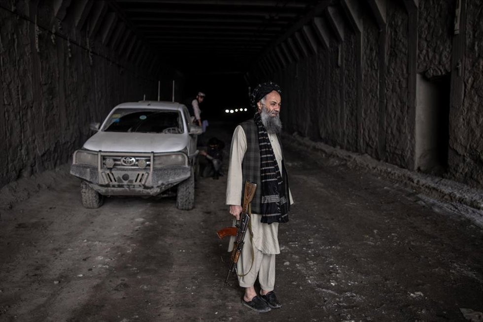 Un miembro talibán en un túnel