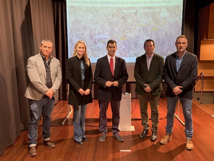 El consejero de Fomento, José Ramón Díez de Revenga, los alcaldes de Alhama de Murcia, Mula y Pliego, Mariola Guevara, Juan Jesús Moreno y Antonio Huéscar, y el presidente de la Mancomunidad de Servicios Turísticos de Sierra Espuña, Tomás Baño