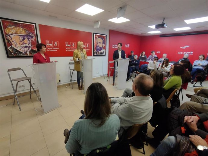Los dos candidatos socialistas salmantinos, José Luis Mateos (d) y Soledad Murillo (i), al inicio del debate en la sede del PSOE de Salamanca