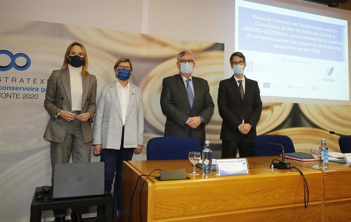 Archivo - La conselleira do Mar, Rosa Quintana, y el secretario general de Anfaco-Cecopesca, Juan Manuel Vieites, firman a prolongación del convenio de colaboración entre administración y la asociación de productores de conservas