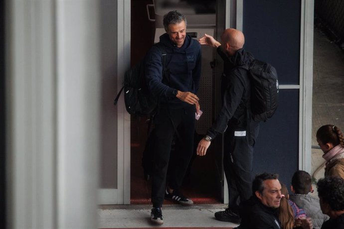 El seleccionador nacional de fútbol, Luis Enrique Martínez (i), y el presidente de la Real Federación Española de Fútbol (RFEF), Luis Rubiales (d), a su llegada a la terminal T-4 del Aeropuerto Adolfo Suárez Madrid-Barajas, a 7 de diciembre de 2022, en 