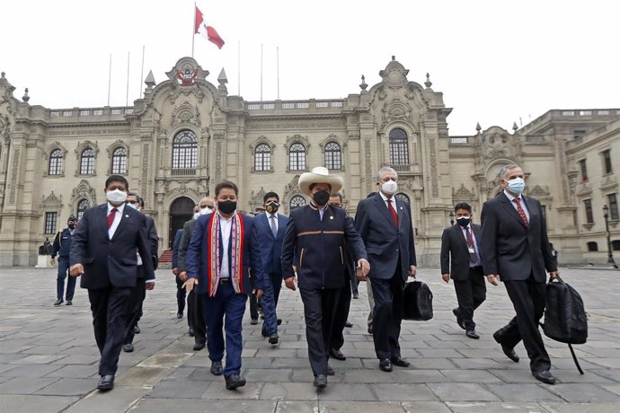 Archivo - El destituido presidente peruano, Pedro Castillo y su ex primer ministro Guillo Bellido, el primero en ocupar dicho puesto