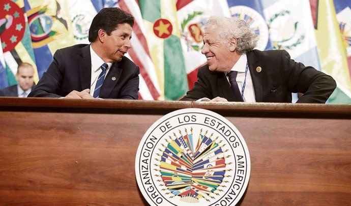 Archivo - El presidente de Perú, Pedro Castillo, y el secretario general de la OEA, Luis Almagro