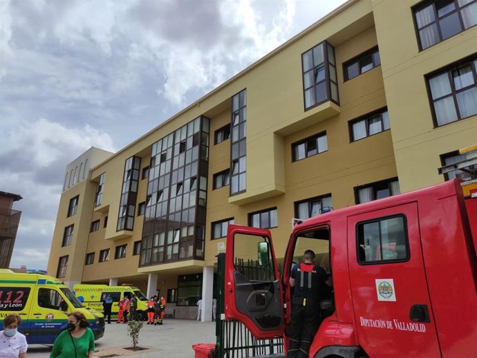 Archivo - Bomberos y Emergencias Sacyl en el centro hospitalario de Arévalo.