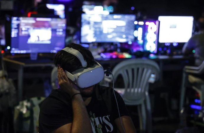 Archivo - Un hombre con unas gafas de realidad virtual