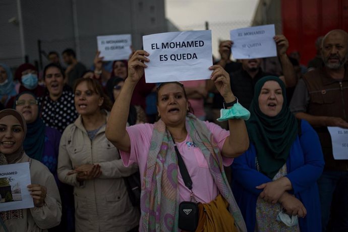 Archivo - Un grupo de personas se manifiesta para la puesta en libertad del activista Mohamed Said ante el CIE Zona Franca, en Barcelona