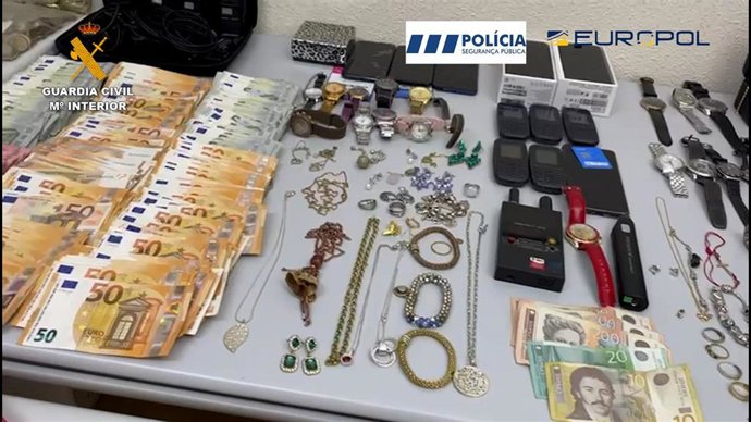 La Guardia Civil detiene a siete personas que asaltaban viviendas y consiguieron hacerse con un botín valorado en 800.000 euros.